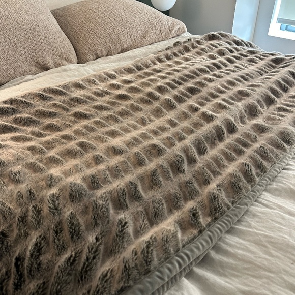 Pottery Barn - Faux Fur Ruched Throw (oversized 60 x 80) (color - gray ombre) - Picture 9 of 9